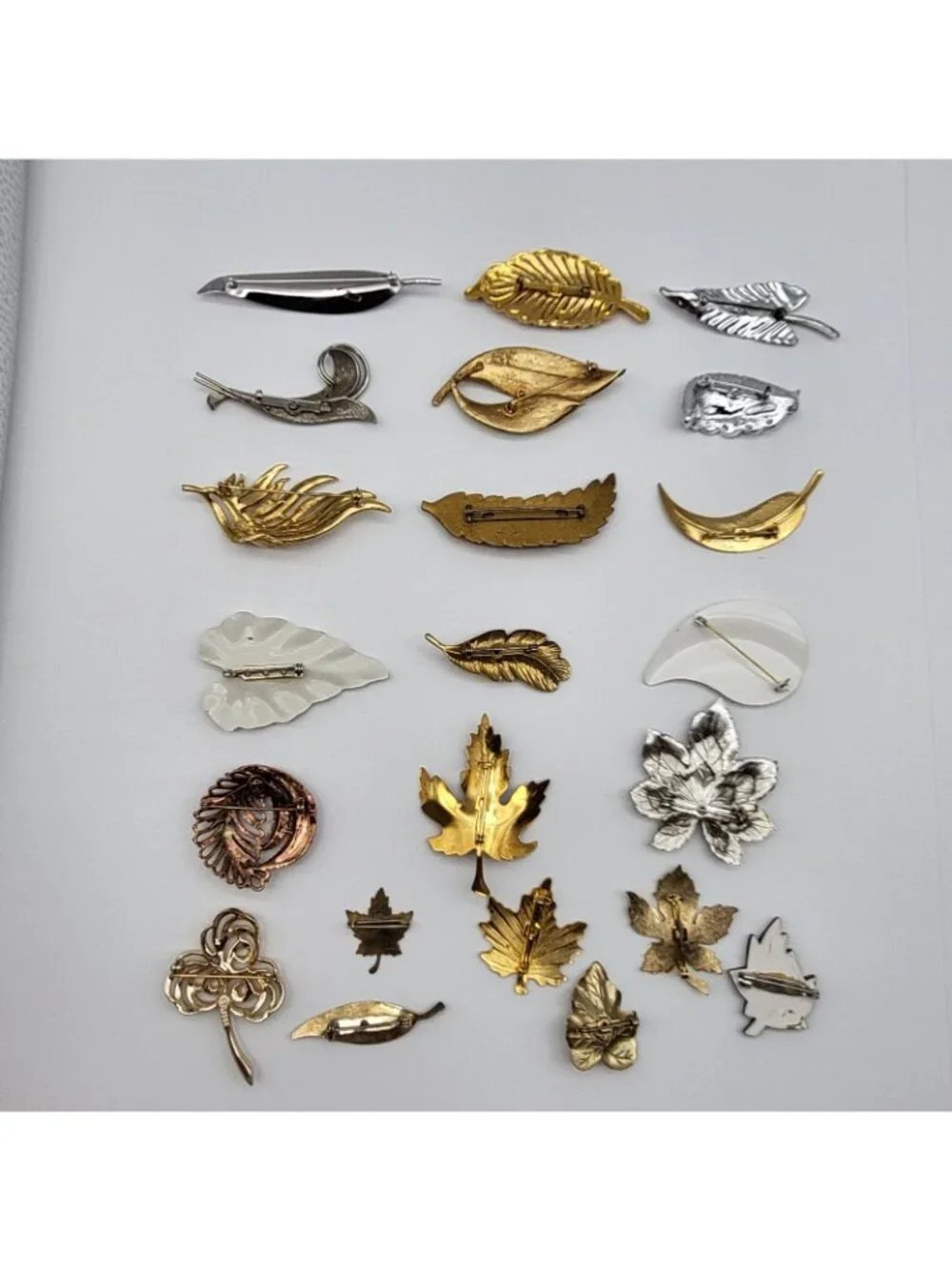 Fab Vintage Brooch pin lot leaf feather leaves some signed 22 piece Boho